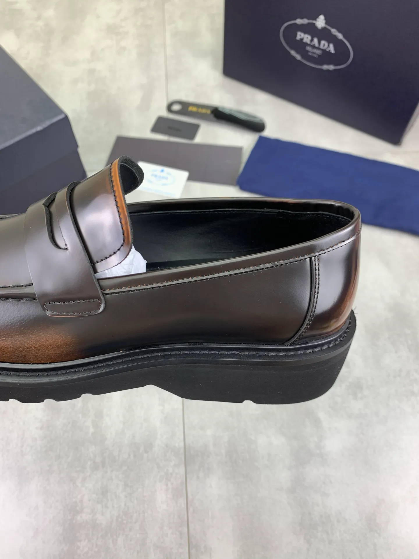 Factory price P880💰Original quality, top version🔱 ＰＲＡＤＡPrada. Men’s business casual leather shoes, top quality products. 1:1 shipment⬆️Luxurious and noble👞All imported original color-brushed edge beads, just to create a more comfortable wearing experience. Upper: Original comfortable open-edge bead rubbed color calfskin➕Top imported water-dyed full cow lining, original high-end lightweight and comfortable TPU foam combination bottom✔️Code number: 39-44 (38 45) 46 47 can be customized)